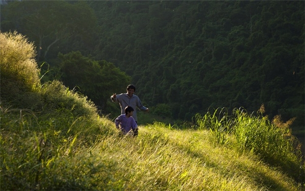 
Hình ảnh thơ mộng về cuộc sống êm đềm, đẹp đẽ của hai cha con Mộc và Cá nơi triền cỏ xanh mướt, ngập tràn ánh nắng tại Bắc Mê (Hà Giang).